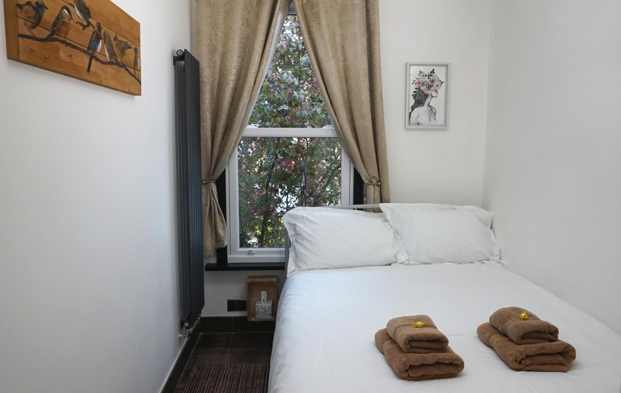 Beautiful London Home Sleeps 6, 2 Minutes To Metro 외부 사진